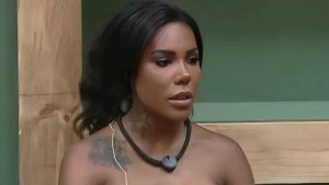 A Fazenda 17: Carol arremessa cocô em cantor e pode