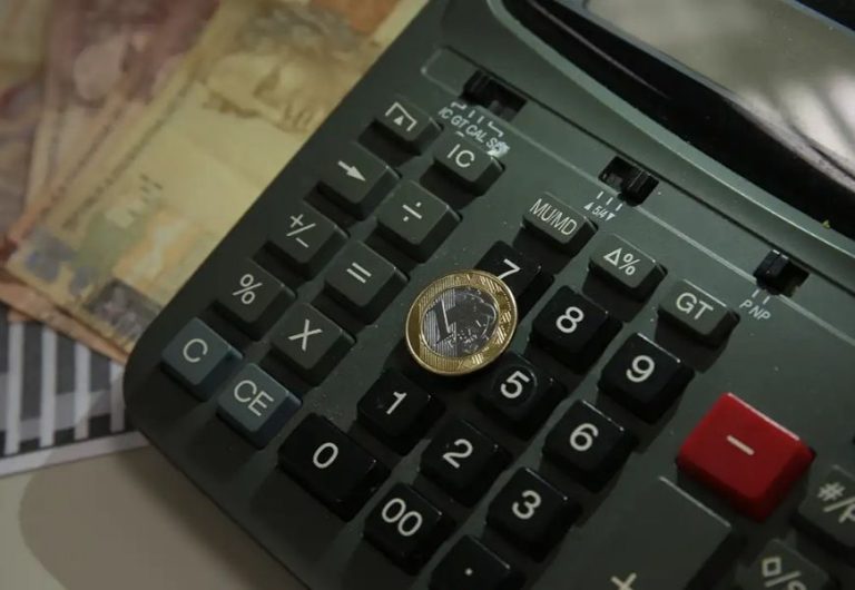 A fábrica de opiniões e os “analistas de mercado”