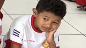 Após seis dias internado, morre menino baleado por criança de