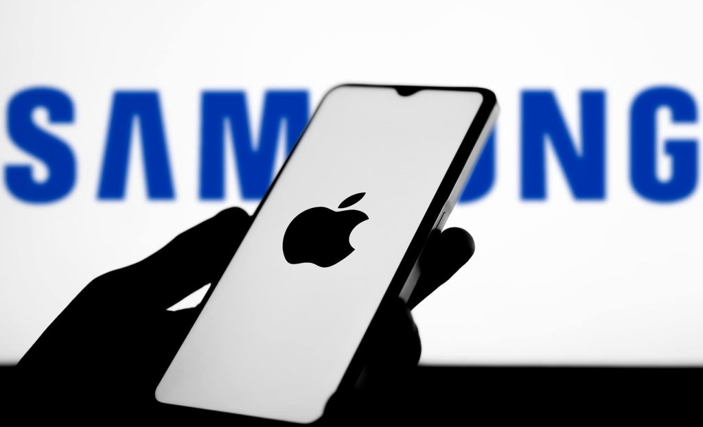 Apple deve ultrapassar Samsung em remessas de smartphones em 2025