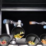 Assista: robô cozinheiro faz pratos sozinho em 4 minutos e