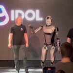 Assista: robô humanoide russo cai de cara no chão durante