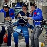 Astronautas chineses ficam “presos” no espaço após nave ser atingida