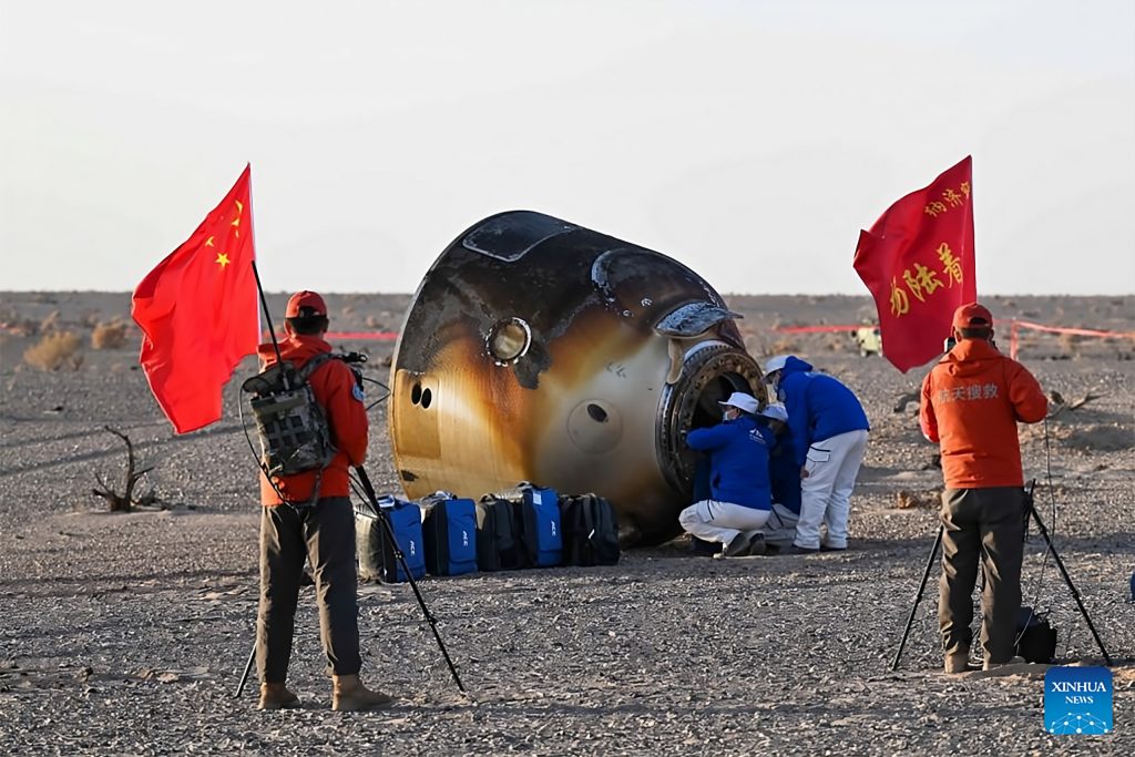 Astronautas chineses que estavam “presos” no espaço voltam para a