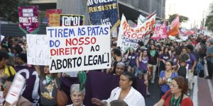Ataque a aborto legal espalha "pânico moral", diz dirigente do