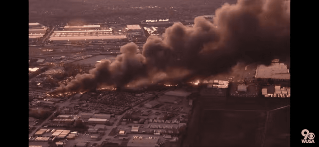 Avião cargueiro da UPS cai em aeroporto dos EUA
