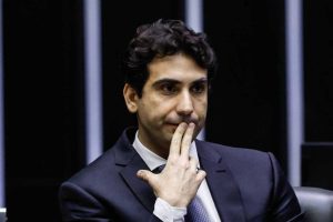 BC mantém Selic em 15% e diz que juros atuais