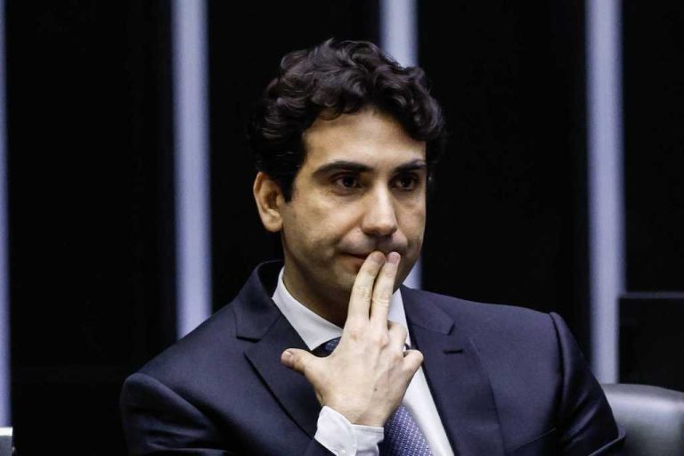 BC mantém Selic em 15% e diz que juros atuais