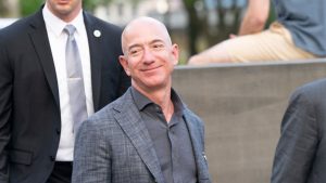 Bezos cria empresa de IA voltada para fabricação de espaçonaves,