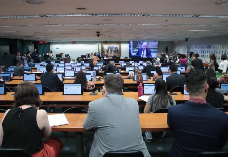 CCJ aprova ampliação da carreira de Ciência e Tecnologia em