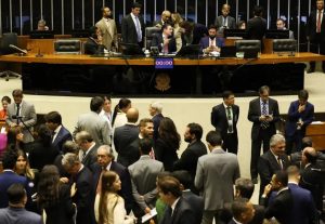 Câmara amplia licença-paternidade para 20 dias em 4 anos