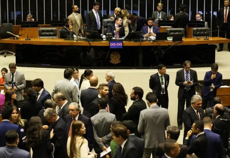 Câmara amplia licença-paternidade para 20 dias em 4 anos