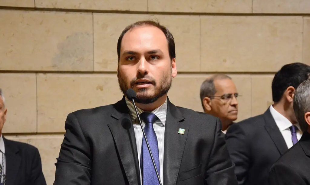 Carlos Bolsonaro critica debate de sucessão presidencial e chama militares