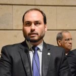 Carlos Bolsonaro critica debate de sucessão presidencial e chama militares