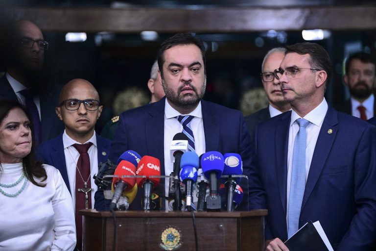 Castro volta ao páreo por vaga ao Senado no Rio