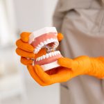 Cerâmica feita com material reciclado é opção para próteses dentárias