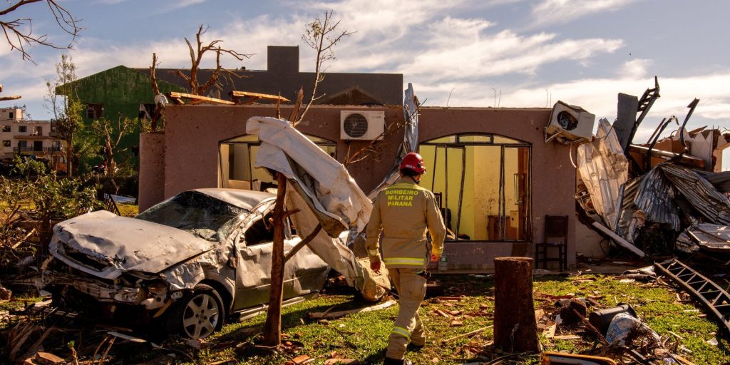Cidade devastada por tornado tem 2 mil sem luz; 32