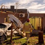 Cidade devastada por tornado tem 2 mil sem luz; 32