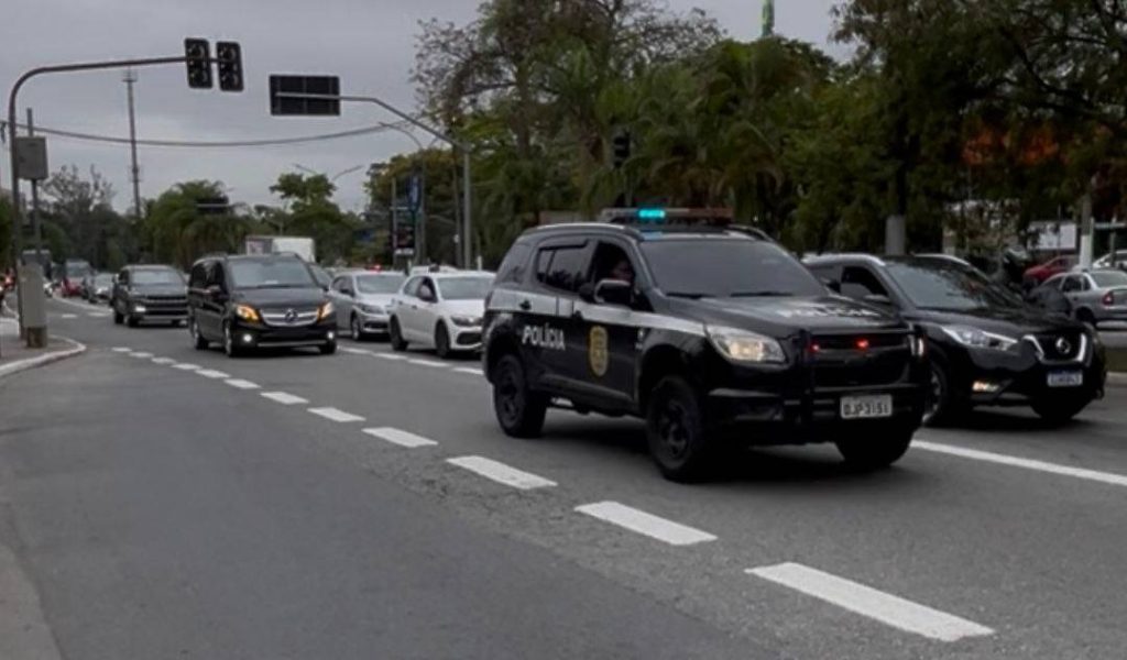 Comboios sem placa e escoltas exclusivas levantam dúvidas sobre uso