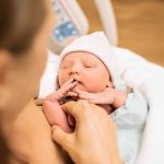 Contato de pele da mãe com o bebê favorece o