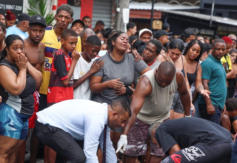 Corregedoria prende cinco PMs que roubaram fuzil durante chacina da