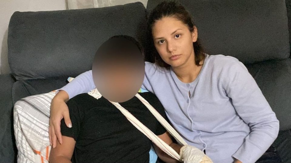 Criança brasileira de 9 anos tem dois dedos decepados em