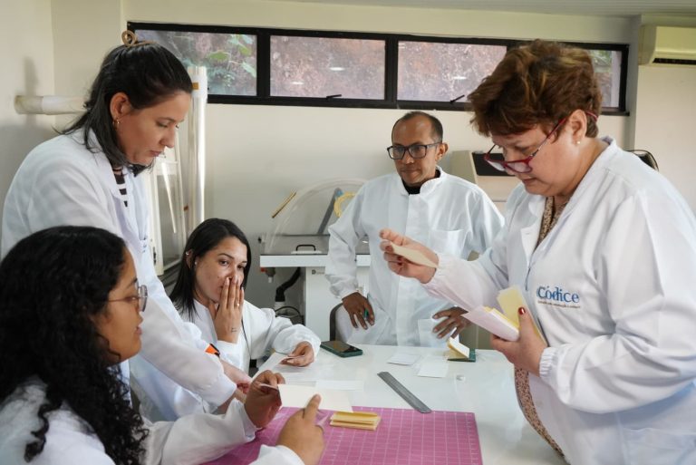 Curso de restauro em papel é retomado no Maranhão após