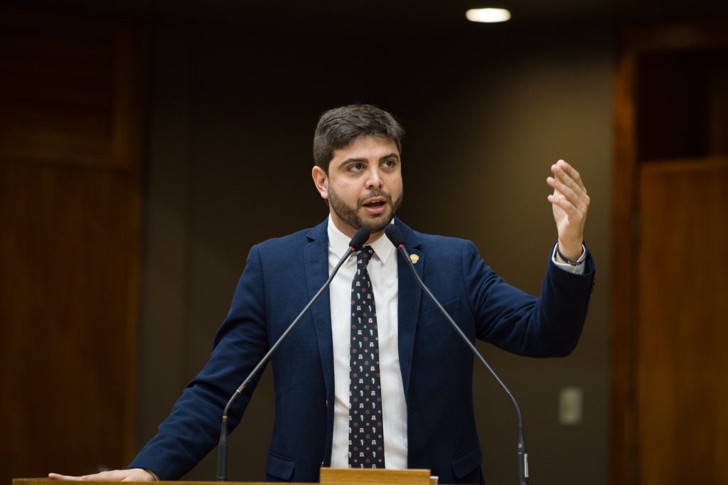 Deputado é interpelado no plenário em ação de Eduardo Leite