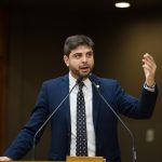 Deputado é interpelado no plenário em ação de Eduardo Leite