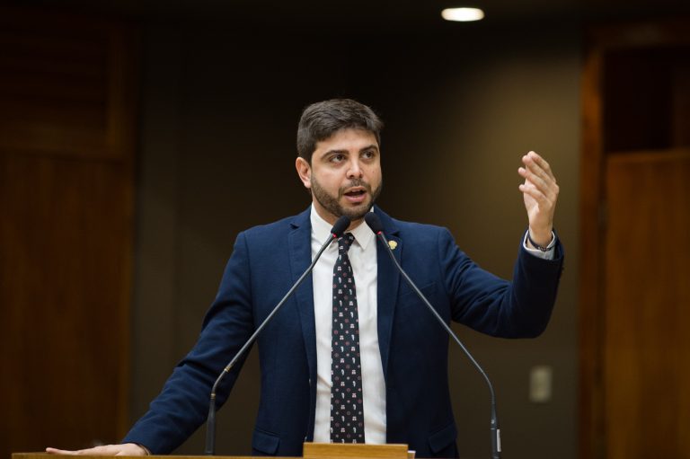 Deputado é interpelado no plenário em ação de Eduardo Leite