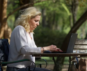 Desigualdade salarial: mulheres ganham 21% menos que homens no setor