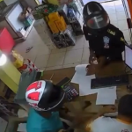 Dupla armada rende dono de estabelecimento e rouba joias e