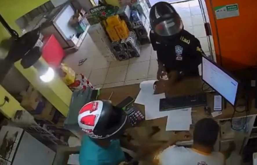 Dupla armada rende dono de estabelecimento e rouba joias e