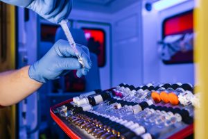 É perigoso aplicar adrenalina na veia? Entenda quando o uso