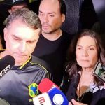 Em vigília, Flávio Bolsonaro diz que dano à tornozeleira foi
