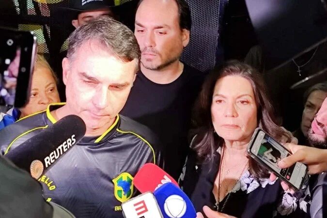 Em vigília, Flávio Bolsonaro diz que dano à tornozeleira foi