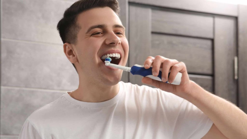 Escovar os dentes logo após comer faz mal? Entenda o