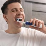 Escovar os dentes logo após comer faz mal? Entenda o