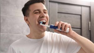 Escovar os dentes logo após comer faz mal? Entenda o