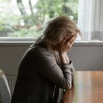 Estudo dimensiona impacto duradouro do suicídio na saúde de familiares