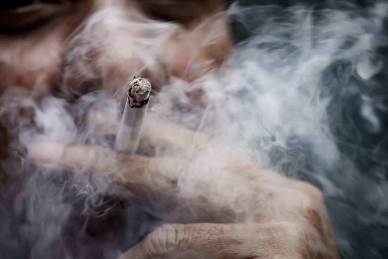 Estudo inédito dimensiona lucro de facções com cigarro ilegal
