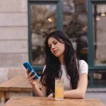 Estudos mostram que checar o celular o tempo todo prejudica