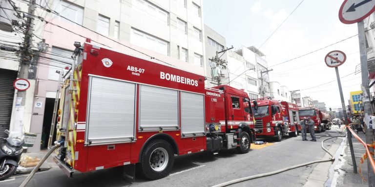Explosão de galpão com fogos de artifício mata uma pessoa
