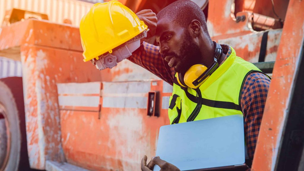 Ficar muito tempo em pé faz mal? Entenda os riscos