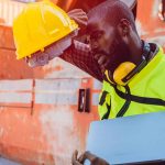 Ficar muito tempo em pé faz mal? Entenda os riscos