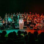 Filipe Sambado e 60 pessoas da comunidade cantaram Variações em