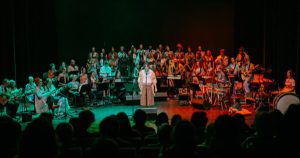 Filipe Sambado e 60 pessoas da comunidade cantaram Variações em