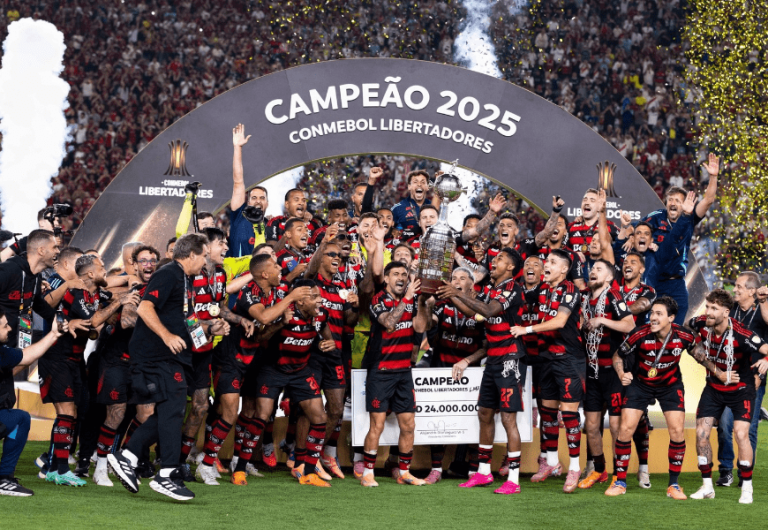 Flamengo supera Palmeiras e conquista o inédito tetra da Libertadores