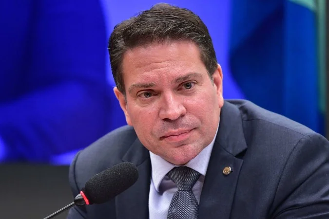 Foragido, Ramagem diz estar “seguro” nos EUA e afirma ter