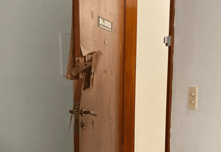 Governador de SC tenta intimidar militantes e manda policiais invadirem